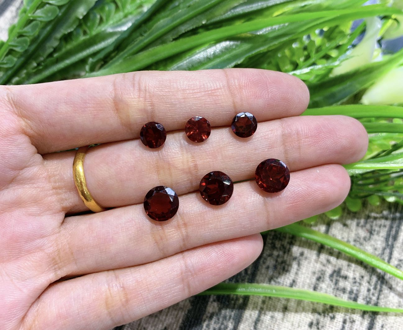 Đá Garnet ngọc hồng lựu là gì?